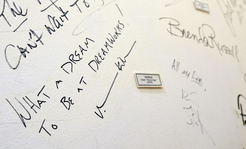 Una inscripción de Val Kilmer, miembro del elenco de la película animada de DreamWorks de 1998 The Prince of Egypt (El Príncipe de Egipto), aparece en una pared de firmas de la sede original de DreamWorks en Universal Studios, el miércoles 25 de septiembre de 2024, en DreamWorks Animation. en Glendale, California. (Foto AP/Chris Pizzello)