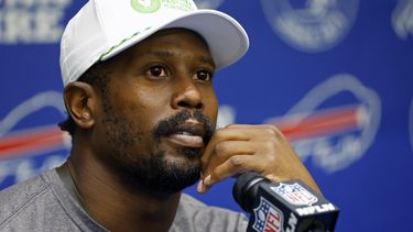 ARCHIVO - Von Miller, linebacker de los Bills de Buffalo, habla con la prensa tras una práctica en Orchard Park, Nueva York, el martes 23 de mayo de 2023 (AP Foto/Jeffrey T. Barnes, File)