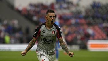 Brian Lozano, del Atlas, festeja luego de anotar ante Cruz Azul en el partido de repesca disputado el sábado 6 de mayo de 2023 en el Estadio Azteca (AP Foto/Fernando Llano)