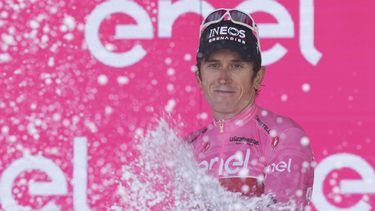 Geraint Thomas celebra en el podio tras completar la 18va etapa del Giro de Italia, el jueves 25 de mayo de 2023, en Val di Zoldo. (Gian Mattia DAlberto/LaPresse vía AP)