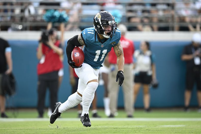 El receptor abierto de los Jaguars de Jacksonville, Parker Washington (11), devuelve una patada de salida durante la primera mitad de un partido de pretemporada de la NFL contra los Chiefs de Kansas City, el sábado 10 de agosto de 2024, en Jacksonville, Florida (AP Foto/Phelan M. Ebenhack)