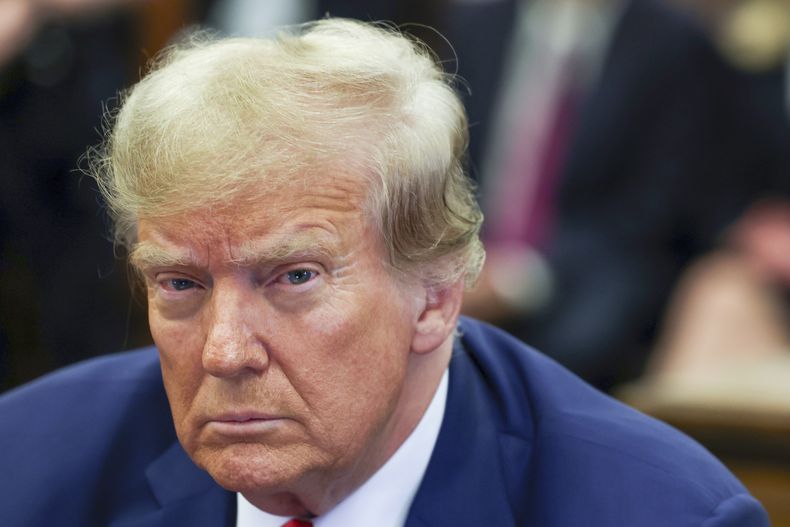 ARCHIVO - El expresidente de EEUU Donald Trump asiste a los argumentos de cierre en el juicio por fraude civil contra la Organización Trump en la Corte Suprema del estado de Nueva York en Manhattan, el 11 de enero de 2024. (Shannon Stapleton/Pool Photo vía AP, Archivo)