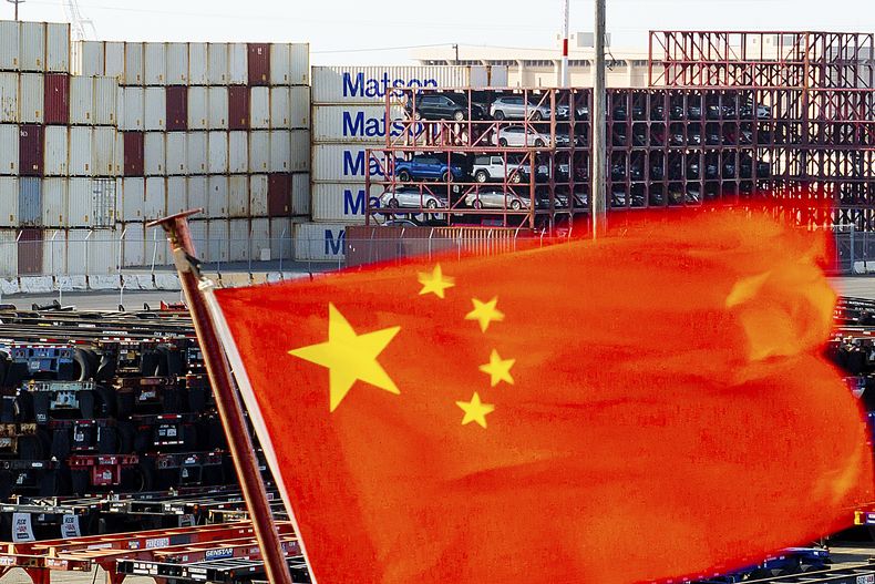 Una bandera china ondea en un barco en el puerto de Oakland, California, el martes 15 de abril de 2025. (AP Foto/Noah Berger)