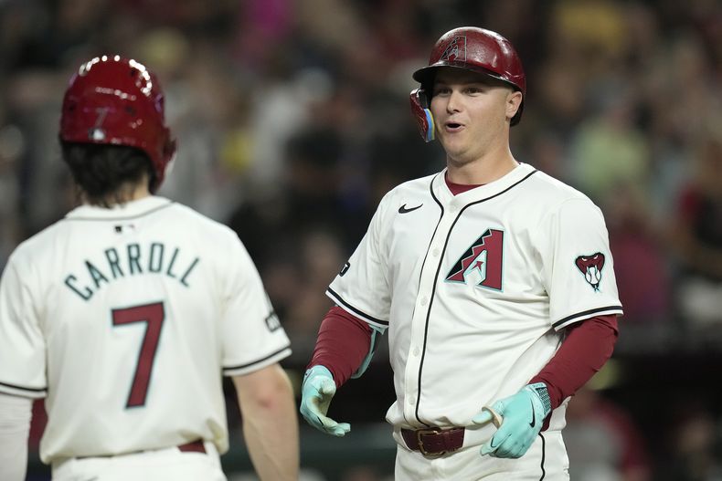 Joc Pederson, de los Diamondbacks de Arizona, festeja con Corbin Carroll su grand slam en el juego del jueves 13 de junio de 2024, ante los Angelinos de Los Ángeles (AP Foto/Ross D. Franklin)