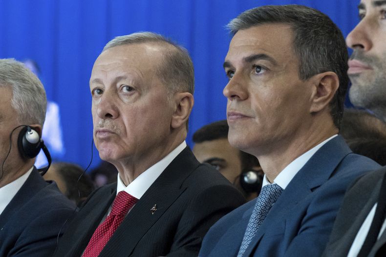 El presidente del gobierno de España, Pedro Sánchez, se sienta junto al presidente turco Recep Tayyip Erdogan, a la izquierda, durante una reunión en Madrid el jueves 13 de junio de 2024. (Diego Radames/Europa Press vía AP)
