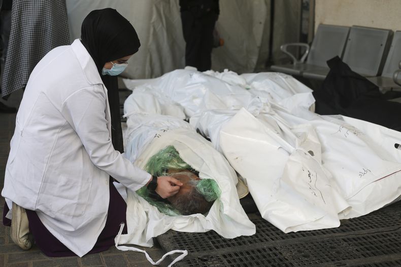 Una enfermera palestina llora frente al cuerpo de un familiar que murió en un bombardeo israelí en la Franja de Gaza, en Rafah, el viernes 15 de diciembre de 2023. (AP Foto/Hatem Ali)