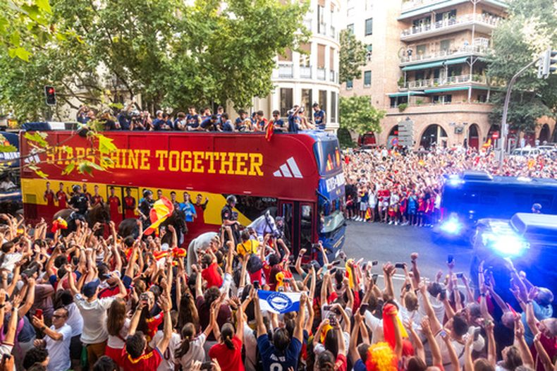 Jugadores de la selección española celebran con la afición recorriendo las calles de Madrid en un camión descapotable tras ganar la Copa del Mundo el lunes 20 de julio del 2026. (César Vallejo/Europa Press via AP)