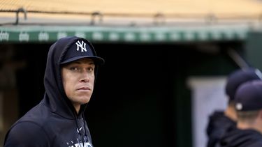 Aaron Judge, de los Yanquis de Nueva York, observa desde la caseta del equipo durante la quinta entrada del juego de béisbol en contra de los Atléticos de Oakland, California, el martes 27 de junio de 2023. (AP Foto/Godofredo A. Vásquez)