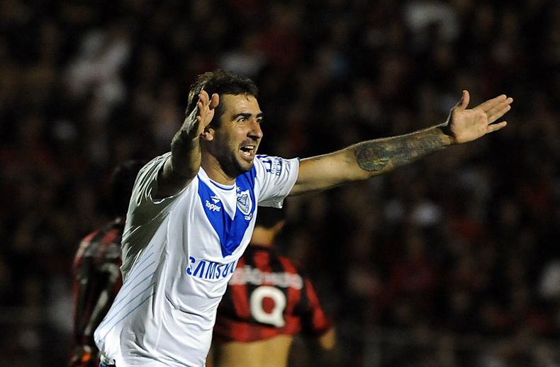 Lucas Pratto, del V&eacute;lez Sarsfield de Argentina, festeja su gol frente al Atl&eacute;tico Paranaense de Brasil, durante un partido de la Copa Libertadores disputado el mi&eacute;rcoles 26 de marzo de 2014 en Curitiba  (AP Foto/Denis Ferreira Netto)