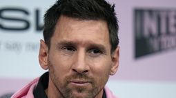 Lionel Messi del Inter Miami habla en una conferencia de prensa en un hotel en Tokio previo al duelo de exhibición del miércoles de su club ante el Vissel Kobe, el martes 6 de febrero de 2024. (AP Foto/Shuji Kajiyama)