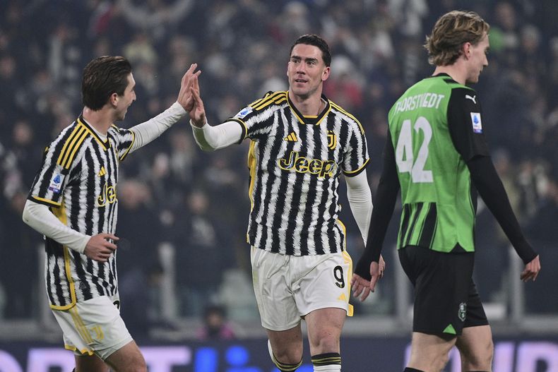 Dusan Vlahovic (centro) celebra con su compañero Fabio Miretti tras anotar el primer gol de la Juventus en la victoria 3-0 ante Sassuolo Calcio en la Serie A, el martes 16 de enero de 2024, en Turín. (Marco Alpozzi/LaPresse vía AP)