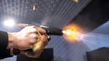 Una pistola semiautomática con un dispositivo instalado que la convierte en un arma totalmente automática, disparada en la Oficina de Alcohol, Tabaco, Armas de Fuego y Explosivos, Martinsburg, Virginia Occidental, 2 de marzo de 2023. (AP Foto/Alex Brandon)