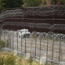 ARCHIVO - Un vehículo circula por el lado estadounidense del muro fronterizo entre Estados Unidos y México, el martes 25 de junio de 2024, en Nogales, Arizona. (Foto AP/Jae C. Hong)