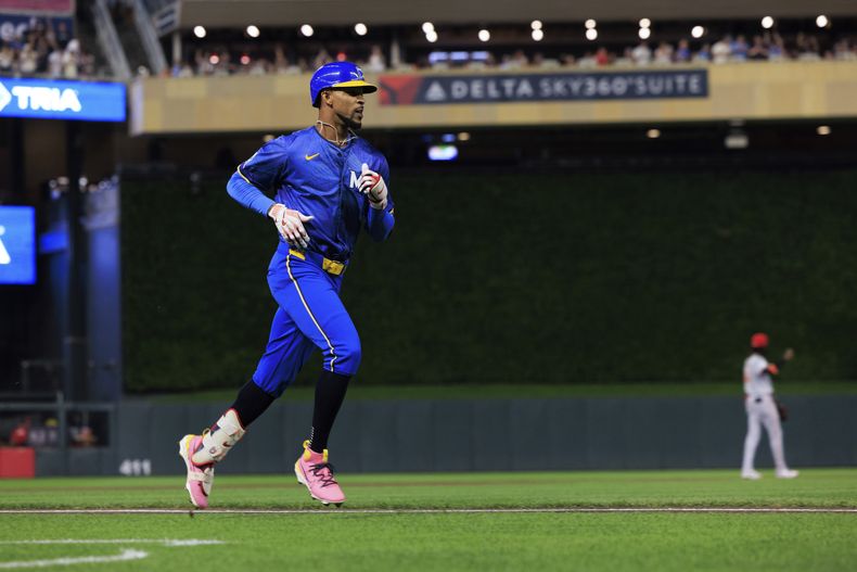 Byron Buxton, de los Mellizos de Minnesota, corre las bases después de conectar un jonrón solitario durante la quinta entrada de un juego de béisbol contra los Rojos de Cincinnati, el viernes 13 de septiembre de 2024, en Minneapolis. (AP Foto/Nikolas Liepins)
