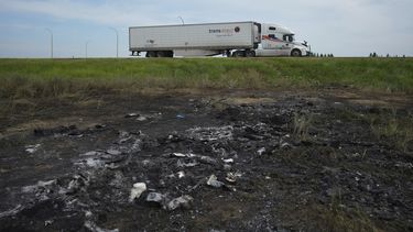 Esta fotografía del viernes 16 de junio de 2023 muestra terreno quemado donde un autobús que transportaba a adultos mayores a un casino chocó contra un camión con remolque y se incendió en la Carretera Transcanadiense cerca de Carberry, Manitoba. (Darryl Dyck/The Canadian Press vía AP)