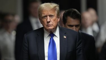 El expresidente Donald Trump brinda comentarios a los medios de comunicación después de que un jurado lo declarara culpable de delitos graves por falsificar registros comerciales en el Tribunal Penal de Manhattan, el jueves 30 de mayo de 2024, en Nueva York. (AP Foto/Seth Wenig, Pool)
