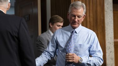 El senador Tommy Tuberville, llega a una audiencia en el Capitolio, Washington, el jueves 14 de septiembre de 2023. (AP Foto/Jacquelyn Martin)