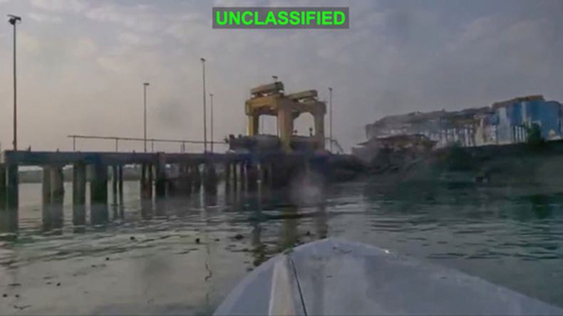 Esta imagen, tomada de un video del Comando Central de Estados Unidos, muestra la vista desde una embarcación no tripulada Corsair, también llamada dron de ataque en superficie, disparada por el ejército estadounidense, acercándose a la base naval de Bandar Abbas, en Irán, el 12 de julio de 2026. (Comando Central de EEUU vía AP)