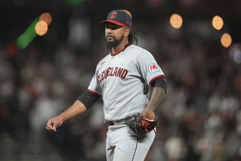 ARCHIVO - Foto del 17 de junio del 2025, el pitcher de los Guardianes de Cleveland Emmanuel Clase lanza ante los Gigantes de San Francisco. (AP Foto/Jeff Chiu, Archivo)
