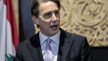 Amos Hochstein, asesor de alto nivel del presidente Joe Biden, pronuncia una declaración ante los medios tras su reunión con el presidente del Parlamento Nabih Berri, en Beirut, Líbano, el miércoles 20 de noviembre de 2024. (AP Foto/Bilal Hussein)