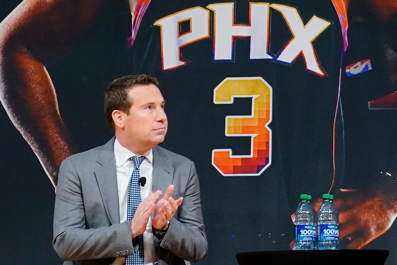 ARCHIVO - El propietario de los Suns de Phoenix, Mat Ishbia, observa durante una rueda de prensa de baloncesto de la NBA, el 16 de febrero de 2023, en Phoenix. (AP Photo/Matt York, Archivo)