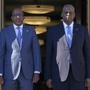 El secretario de Defensa, Lloyd Austin, a la derecha, y el ministro de Defensa de Kenia, Aden Duale, a la izquierda, escuchan el himno nacional de Kenia durante una ceremonia en el Pentágono en Washington, el miércoles 7 de febrero de 2024. (AP Foto/Susan Walsh)