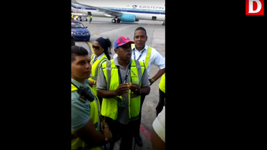 pasajeros de un vuelo habana-miami graban con sus celulares un presunto robo de aduaneros cubanos