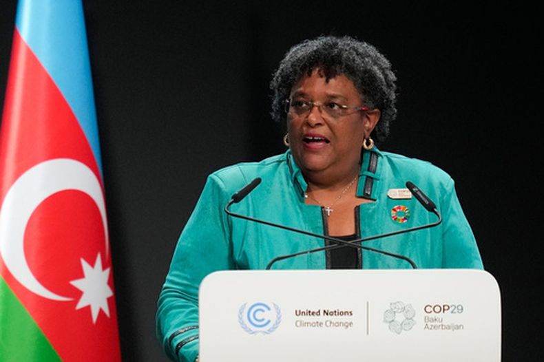 ARCHIVO – La primera ministra de Barbados, Mia Mottley, habla en una sesión plenaria de la cumbre climática de la ONU COP29, el 12 de noviembre de 2024, en Bakú, Azerbaiyán. (AP Foto/Rafiq Maqbool, Archivo)