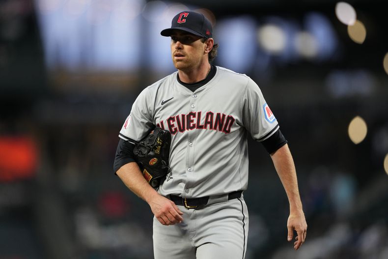 ARCHIVO - Shane Bieber, pitcher de los Guardianes de Cleveland, vuelve a la cueva tras lanzar ante los Marineros de Seattle el martes 2 de abril de 2024 (AP Foto/Lindsey Wasson, archivo)
