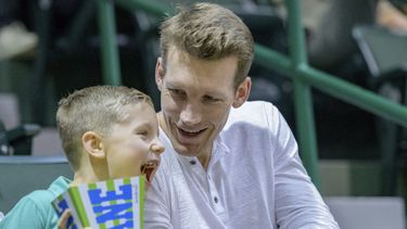 ARCHIVO - El ex jugador de la NBA y cazador de talentos profesional de los Warriors de Golden State, Mike Dunleavy Jr., derecha, observa durante la primera mitad del juego de baloncesto colegial de la NCAA entre Tulane y Houston, en Nueva Orleans, el domingo 17 de febrero de 2019. Los Warriors lo van a ascender para reemplazar al gerente general Bob Myers, nombrando en su lugar a Mike Dunleavy Jr. el viernes 16 de junio de 2023, previo al draft. (AP Foto/Matthew Hinton, Archivo)