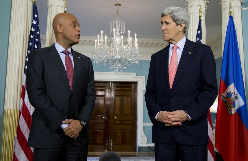 El secretario de Estado John Kerry se re&uacute;ne con el mandatario de Hait&iacute;, Michel Martelly, en el Departamento de Estado, en Washington, el mi&eacute;rcoles 5 de febrero de 2014. Este jueves se re&uacute;ne con el presidente Barack Obama. (Foto