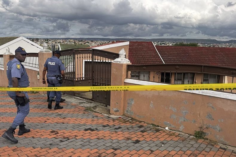 Foto suministrada por la policía sudafricana que muestra la casa en que estuvo secuestrado el pastor Josh Sullivan en KwaMagxaki, Gqeberha, Sudáfrica, el 16 de abril del 2025. (Policía sudafricana via AP)