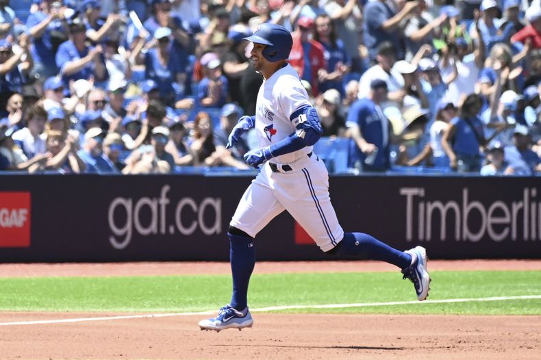 George Springer de los Azulejos de Toronto recorre las bases tras batear un jonrón en el primer inning ante los Atléticos de Oakland, el domingo 25 de junio de 2023, en Toronto. (Jon Blacker/The Canadian Press vía AP)