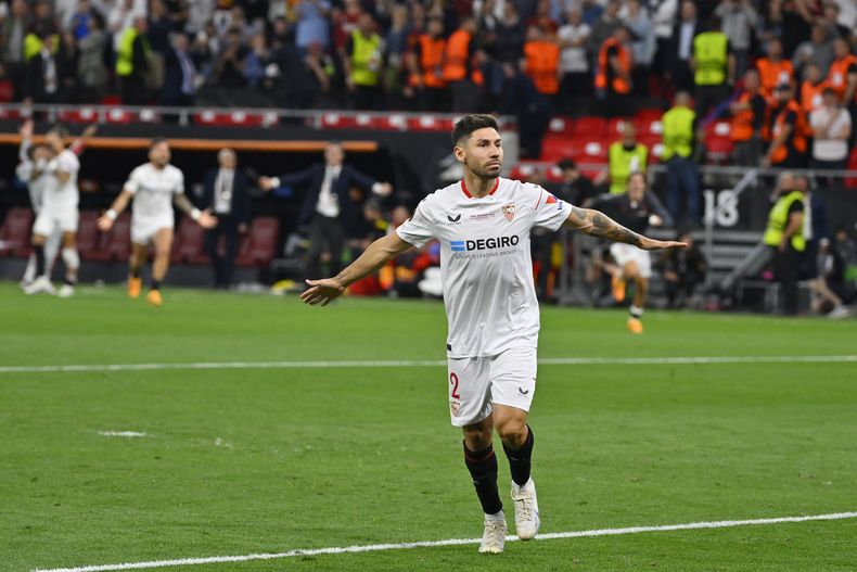 El argentino Gonzalo Montiel, del Sevilla, festeja tras convertir un penalti en la tanda que definió la final de la Liga Europa ante la Roma el miércoles 31 de mayo de 2023 en Budapest (AP Foto/Denes Erdos)