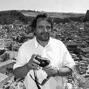 El fotógrafo italiano Oliviero Toscani sostiene una cámara en Corleone, en la isla de Sicilia, en el sur de Italia, el 2 de julio de 1996. (AP Foto/Alessandro Fucarini, archivo)