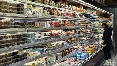 Una mujer en una tienda en Wheeling, Illinois, el 11 de diciembre de 2024. (AP Foto/Nam Y. Huh, Archivo)