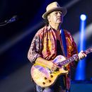 ARCHIVO - Carlos Santana se presenta el viernes 30 de junio de 2023 en Ravinia en Highland Park, Illinois. (Foto Rob Grabowski/Invision/AP, archivo)