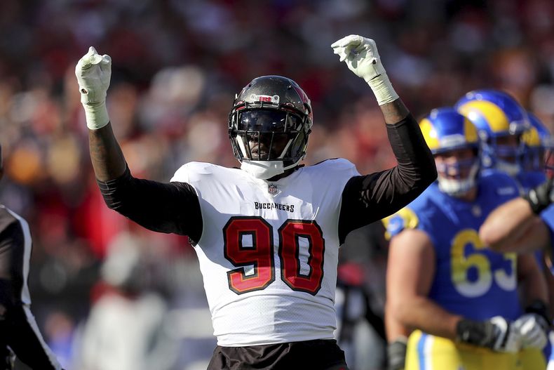ARCHIVO - Jason Pierre-Paul (90), linebacker externo de los Bucaneers, enciende a la multitud durante un partido de la NFL a los playoffs divisionales entre los Rams de Los Ángeles y Buccaneers de Tampa Bay, el domingo 23 de enero de 2022 en Tampa, Florida. Los Miami Dolphins firmaron al veterano Pierr-Paul el martes 28 de noviembre. (AP Foto, Alex Menendez, Archivo)