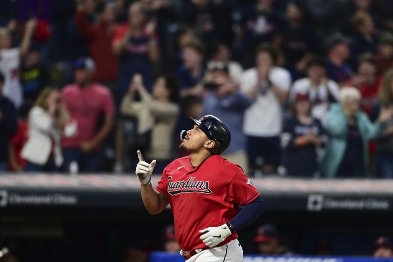 Josh Naylor, de los Guardianes de Cleveland, festeja tras conectar un jonrón de tres carreras ante los Angelinos de Los Ángeles, el sábado 13 de mayo de 2023 (AP Foto/David Dermer)