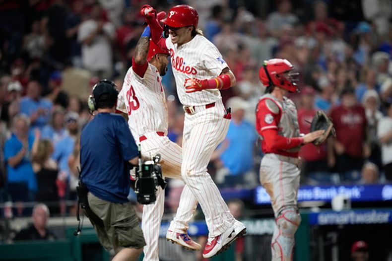 Bryson Stott y el panameño Edmundo Sosa de los Filis de Filadelfia celebran su jonrón de dos carreras en la octava entrada ante los Rojos de Cincinnati el lunes 18 de mayo del 2026. (AP Foto/Matt Slocum)