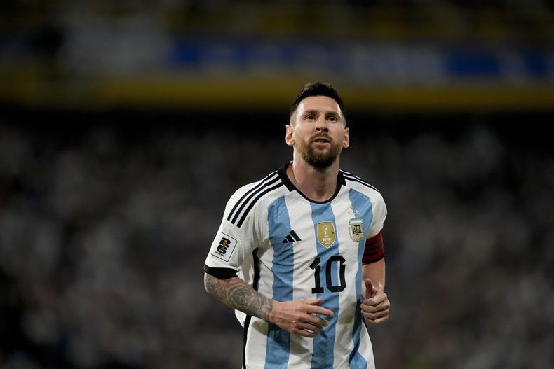 El delantero argentino Lionel Messi durante el partido ante Uruguay por las eliminatorias de la Copa Mundial en el estadio La Bombonera, en Buenos Aires, Argentina, el jueves 16 de noviembre de 2023. (AP Foto/Matías Delacroix)