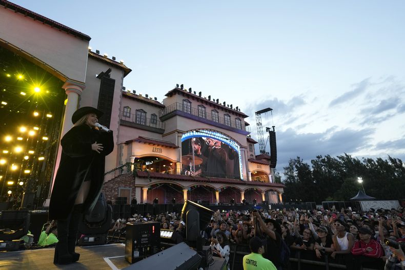 Chiquis durante su concierto en el primer día del festival Arre en la Ciudad de México el sábado 9 de septiembre de 2023. (Foto AP/Fernando Llano)