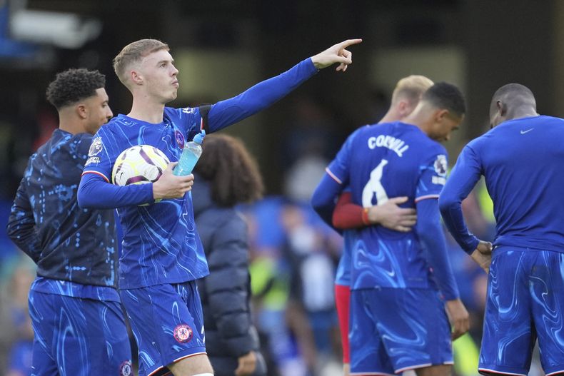 Cole Palmer del Chelsea sale del partido tras anotar cuatro goles ante el Brighton el sábado 28 de septiembre del 2024. (AP Foto/Kin Cheung)