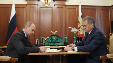 americateve | El presidente ruso Vladimir Putin y el ministro de Defensa Sergei Shoigu, derecha, en el Kremlin de Mosc&uacute; el jueves, 20 de marzo del 2014. (Foto AP/RIA Novosti, Alexei Druzhinin, Servicio de Prensa Presidencial)