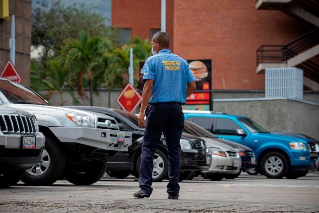 Un guardia de seguridad privada custodia el estacionamiento de un restaurante de comida rápida, el 14 de abril de 2021, en Caracas (Venezuela).  EFE/RAYNER PEÑA R.