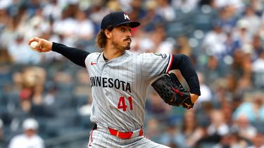 Joe Ryan de los Mellizos de Minnesota lanza en la primera entrada ante los Yankees de Nueva York el domingo 5 de julio del 2026. (AP Foto/Noah K. Murray)
