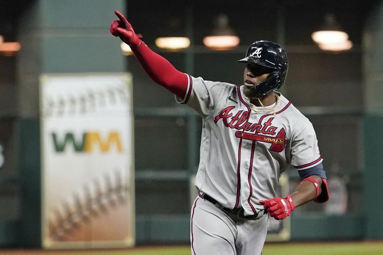 El cubano Jorge Soler, de los Bravos de Atlanta, celebra un jonrón de tres carreras en el sexto juego de la Serie Mundial, el martes 2 de noviembre de 2021, ante los Astros de Houston (AP Foto/Eric Gay, archivo)