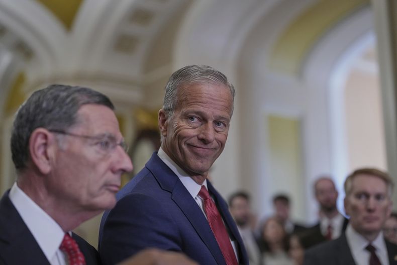 El líder de la mayoría en el Senado, el republicano John Thune, acompañado por el jefe de la bancada republicana en el Senado, John Barrasso, habla con la prensa después de una reunión privada del partido en el Capitolio, el martes 17 de junio de 2025, en Washington. (AP Foto/J. Scott Applewhite)
