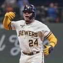 El venezolano William Contreras, de los Cerveceros de Milwaukee, festeja tras conectar un doble ante los Diamondbacks de Arizona, el martes 20 de junio de 2023 (AP Foto/Morry Gash)
