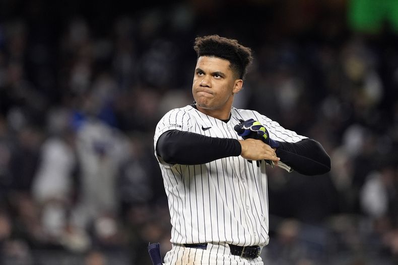 ARCHIVO - Juan Soto, de los Yankees de Nueva York, se quita los guantes después de pegar una rola para out en el tercer juego de la Serie Mundial ante los Dodgers de Los Ángeles, el 28 de octubre de 2024, en Nueva York. Soto acordó el contrato más lucrativo en la historia de las Grandes Ligas por 765 millones de dólares y 15 años con los Mets de Nueva York el 8 de diciembre de 2024. (AP Foto/Godofredo A. Vásquez, Archivo)